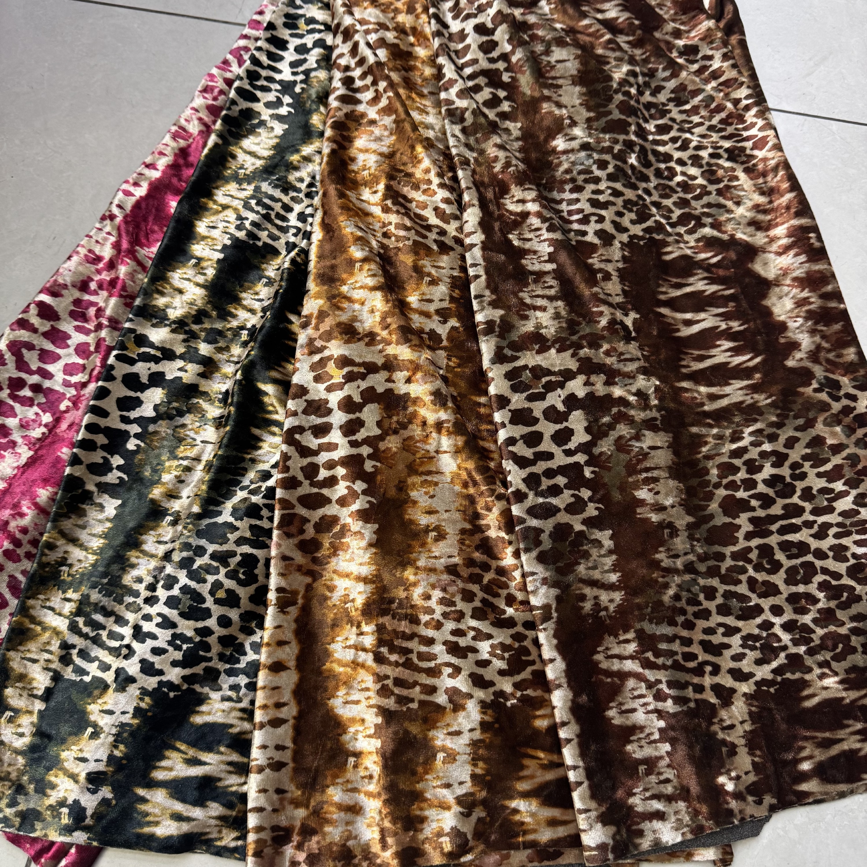 黑底金钻绒印花豹纹