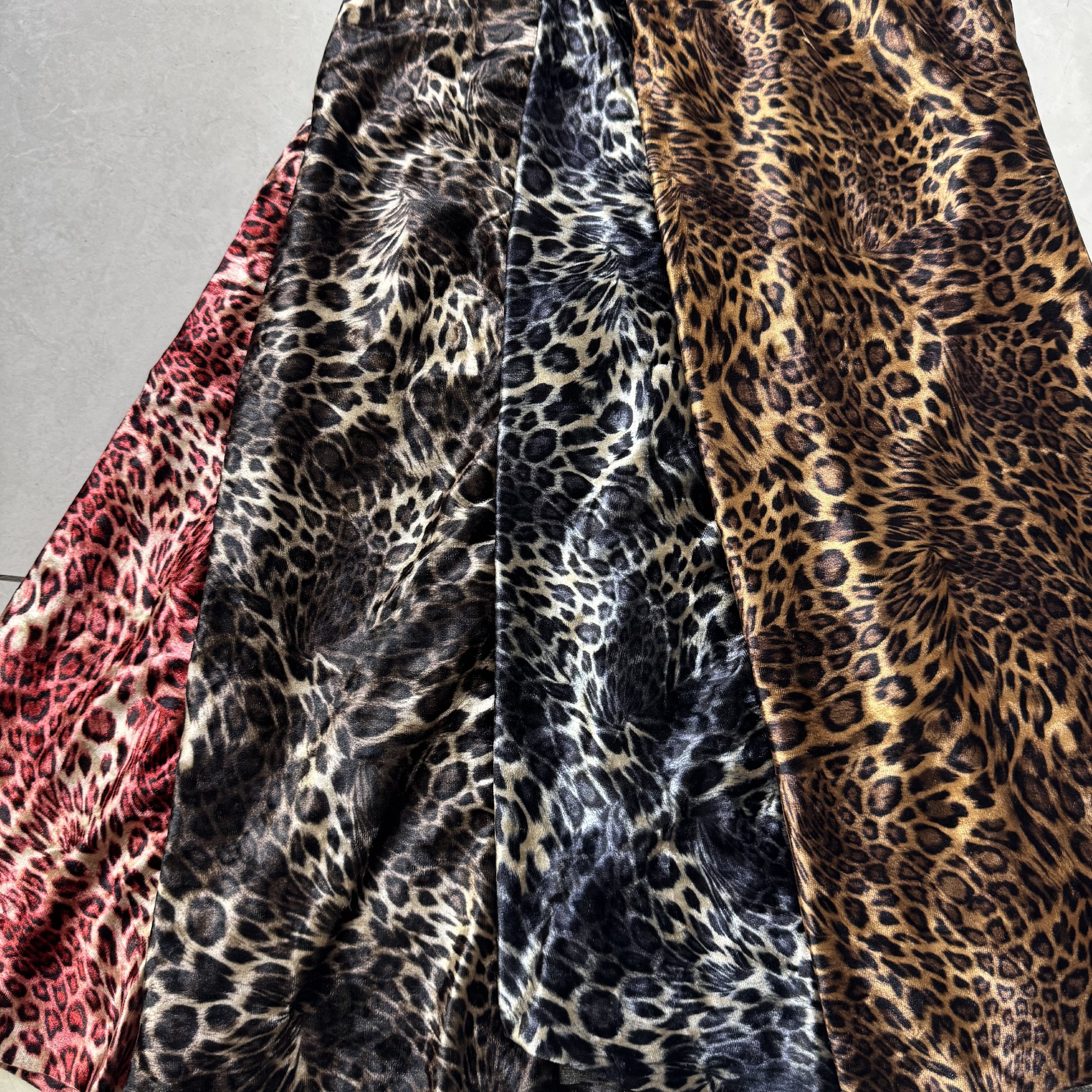 黑底金钻绒印花豹纹