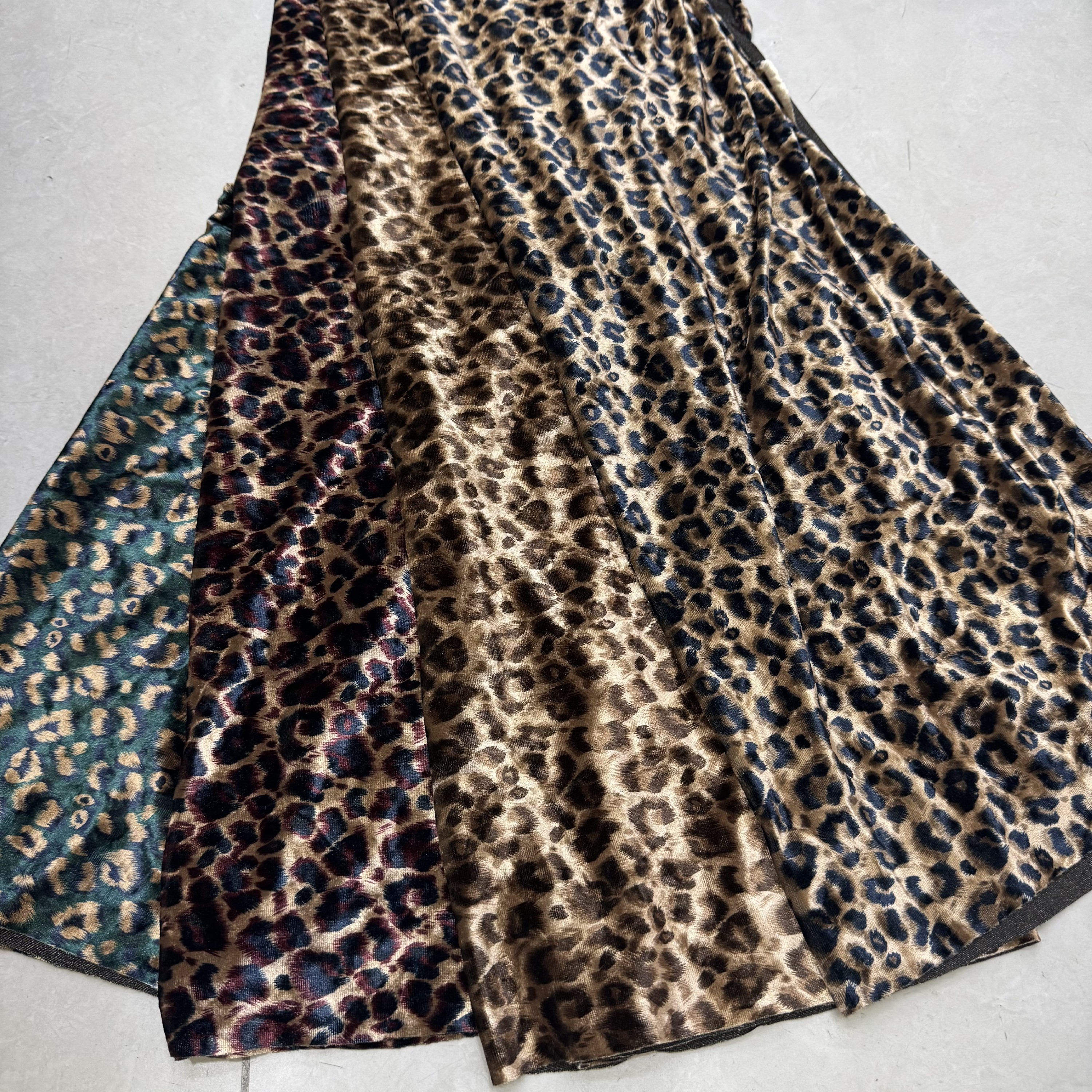 黑底金钻绒印花豹纹