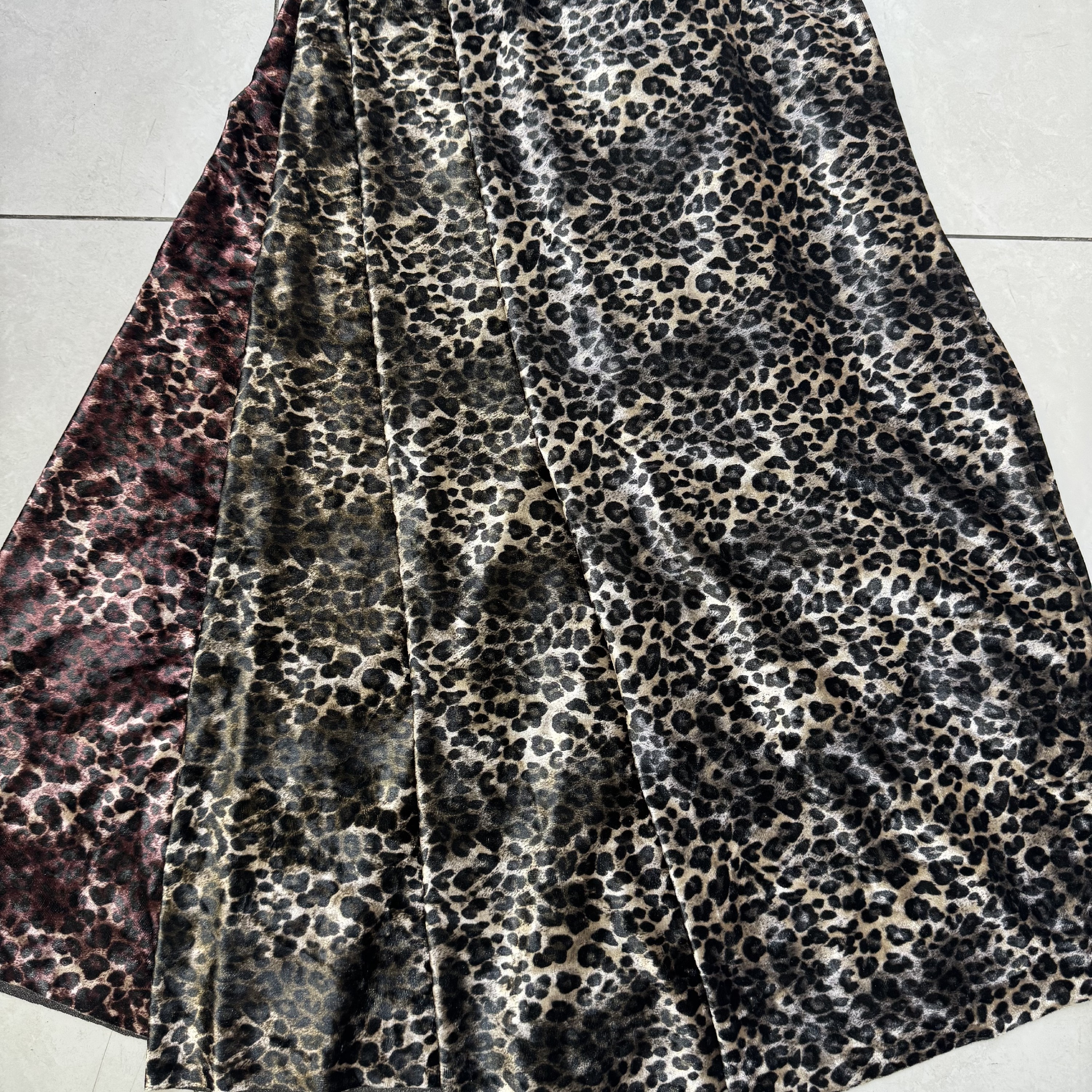 黑底金钻绒印花豹纹