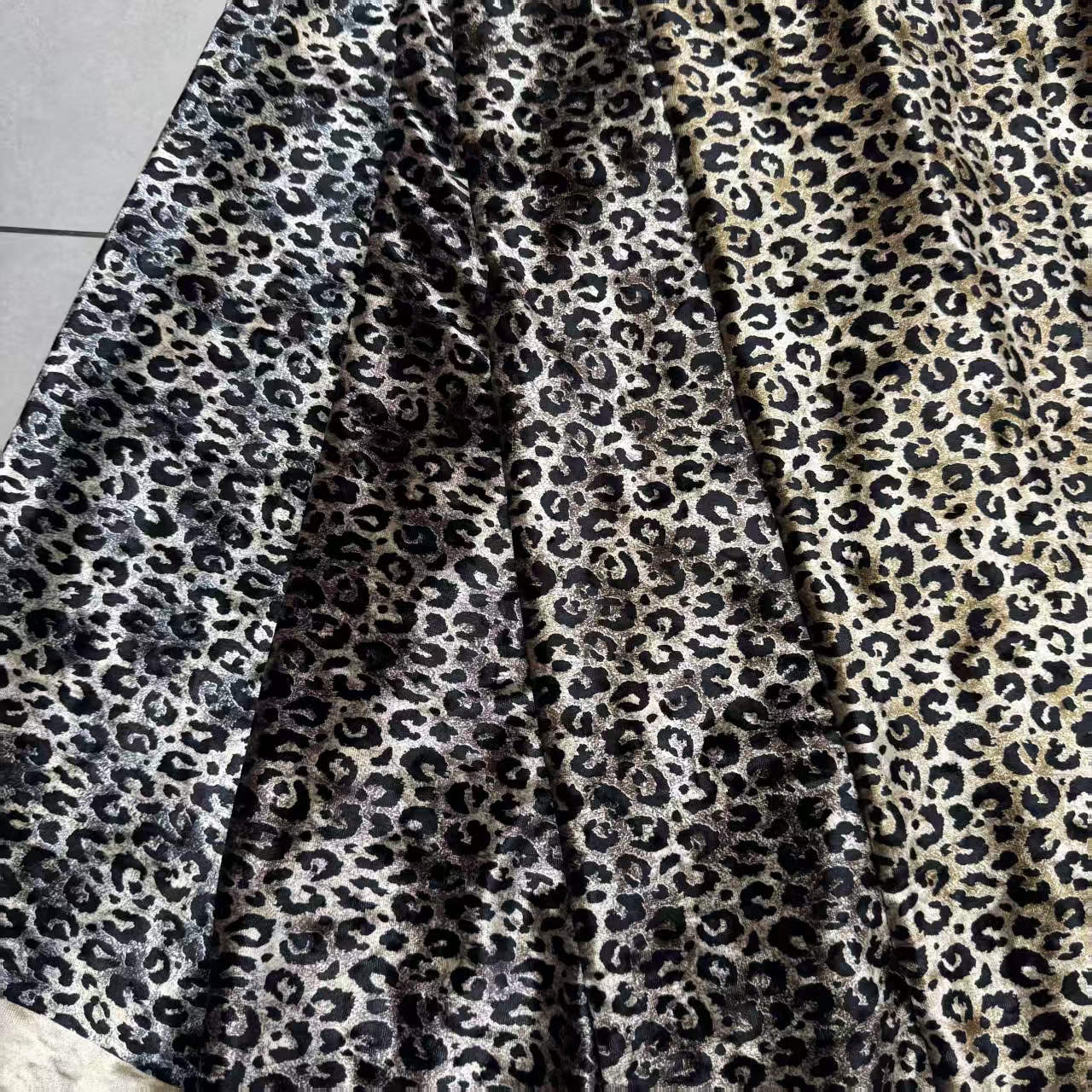 黑底金钻绒印花豹纹