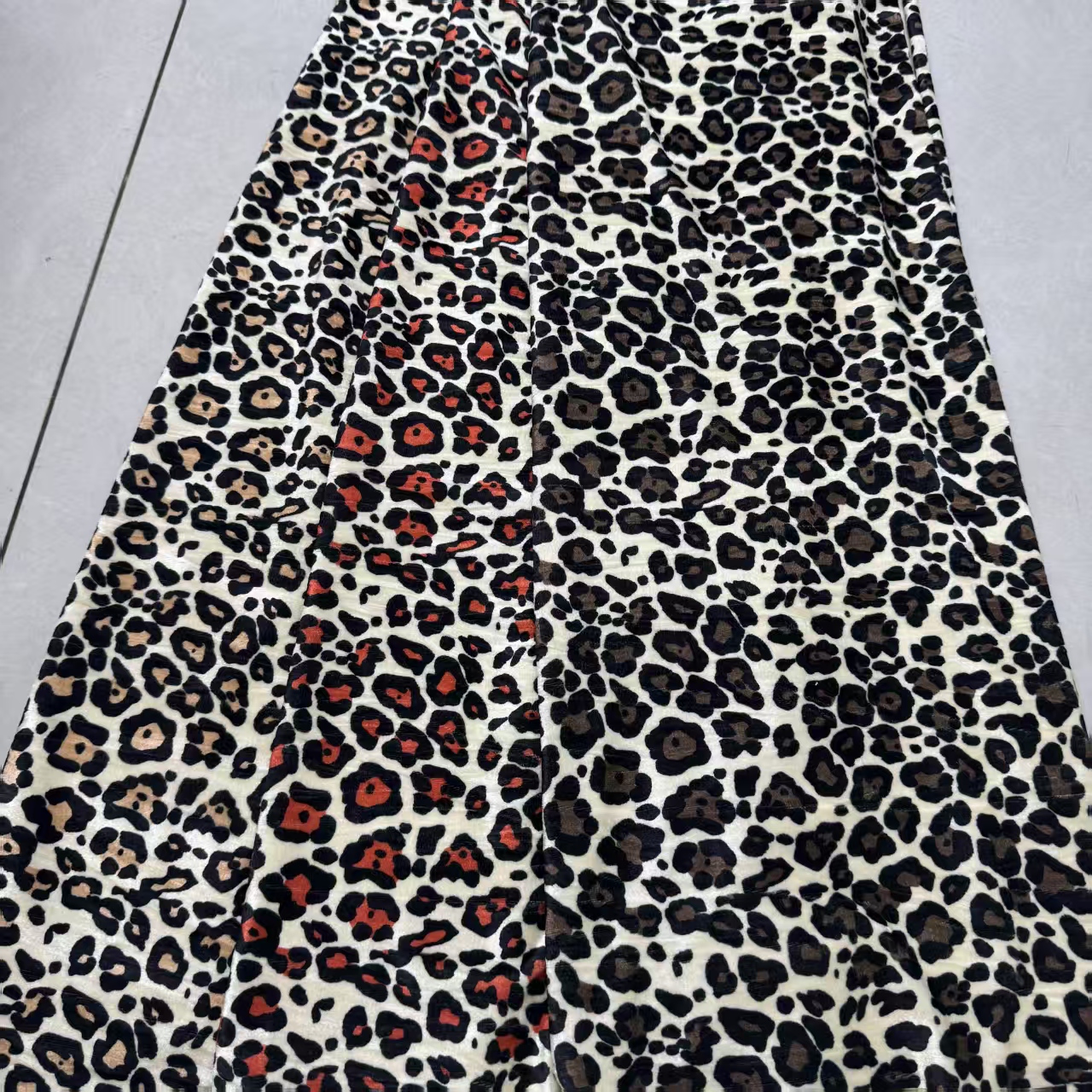 乱皱绒印花豹纹