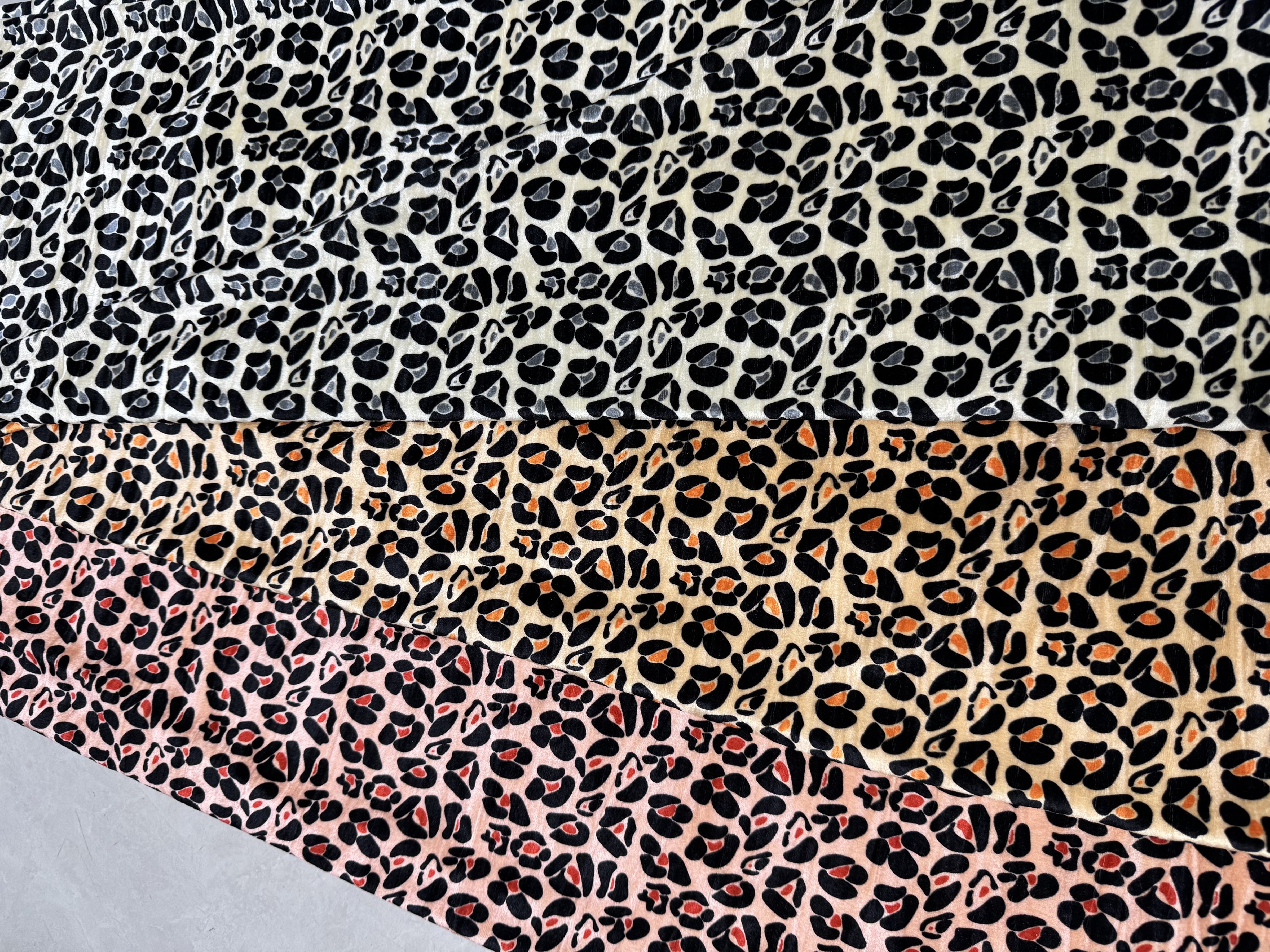 乱皱绒印花豹纹