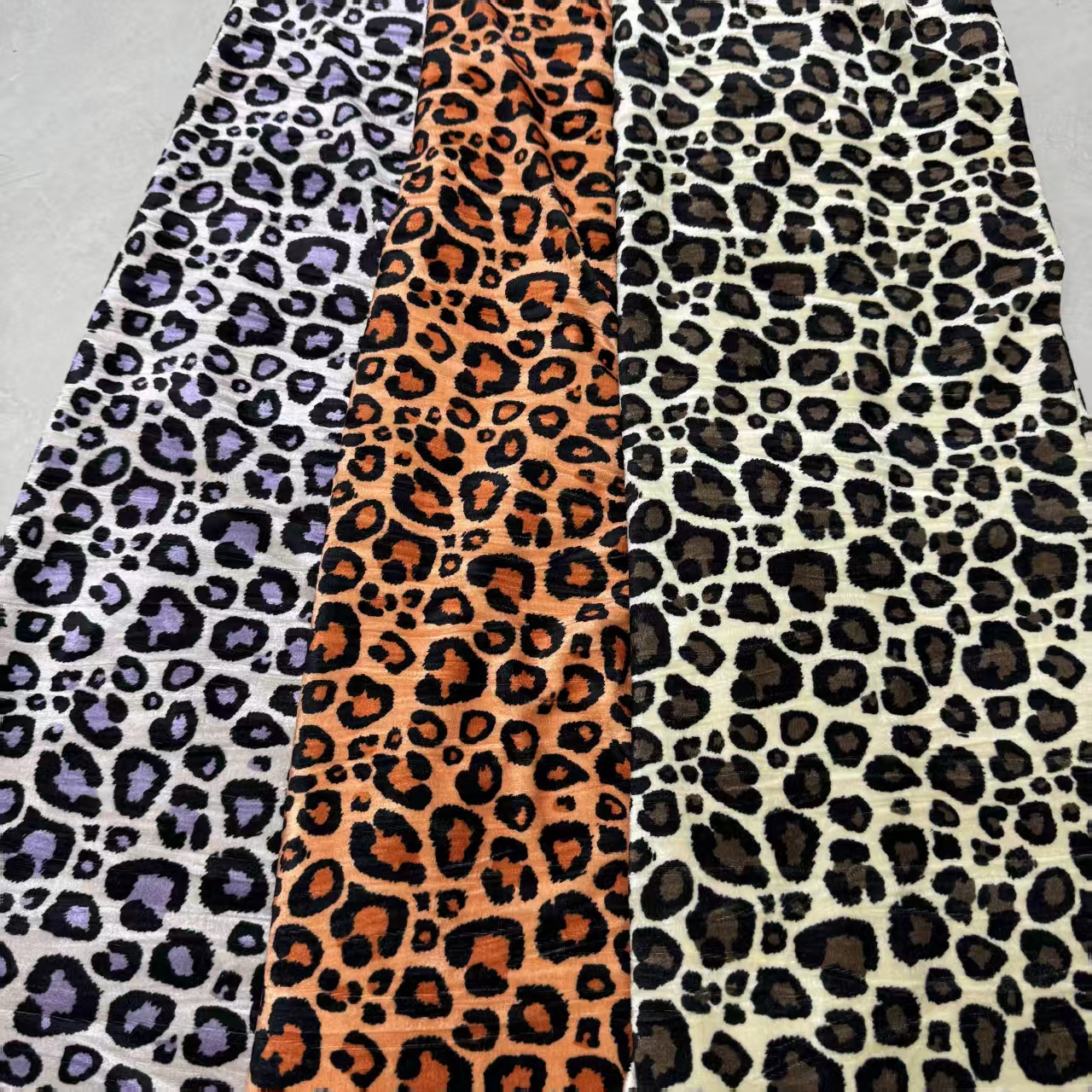 乱皱绒印花豹纹