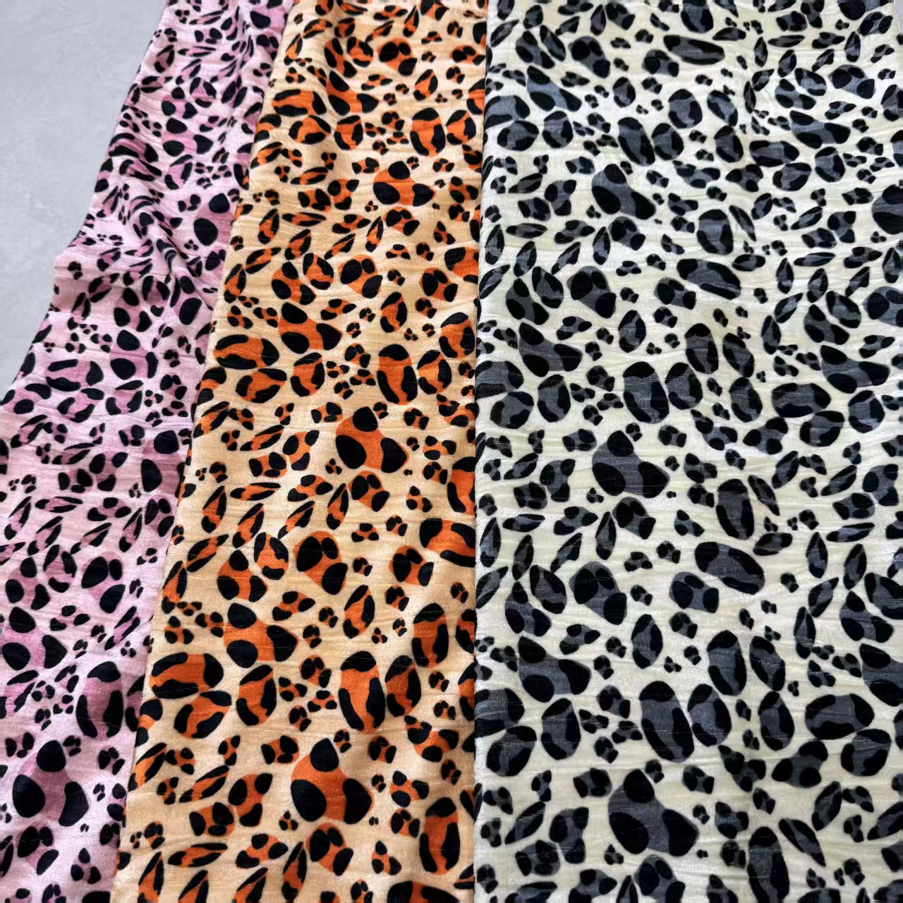 乱皱绒印花豹纹