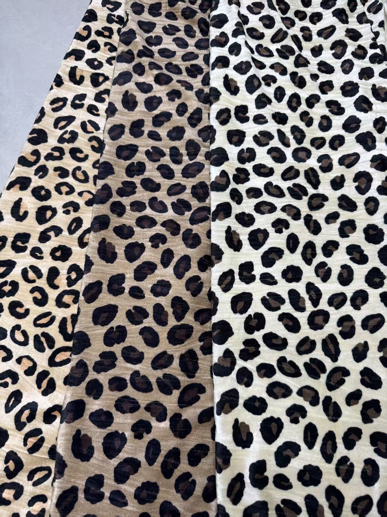 乱皱绒印花豹纹